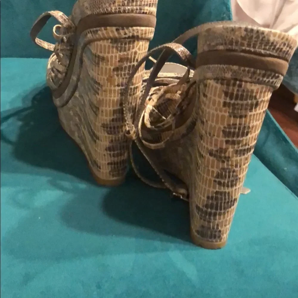 BCBG Snake Skin Heel Ties ya Ankle Size 8 Like New